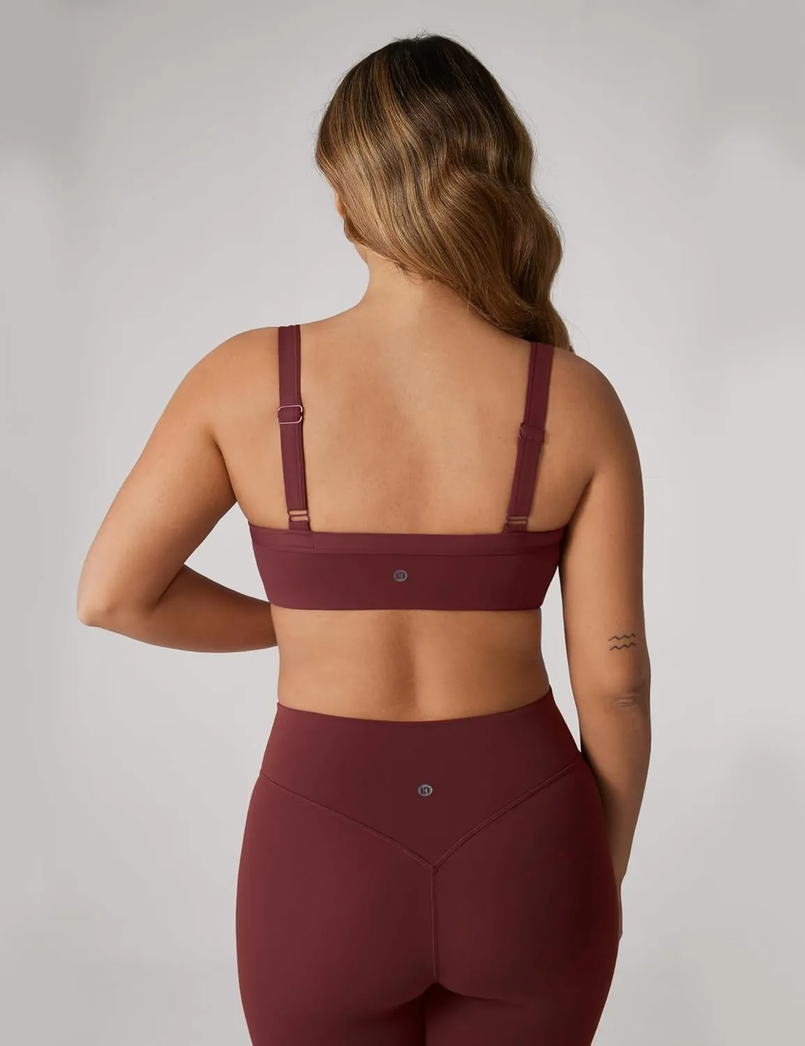 Hugcurve Adjustable Sports Bra Square Neck Wireless Padded Yoga Workout Tops