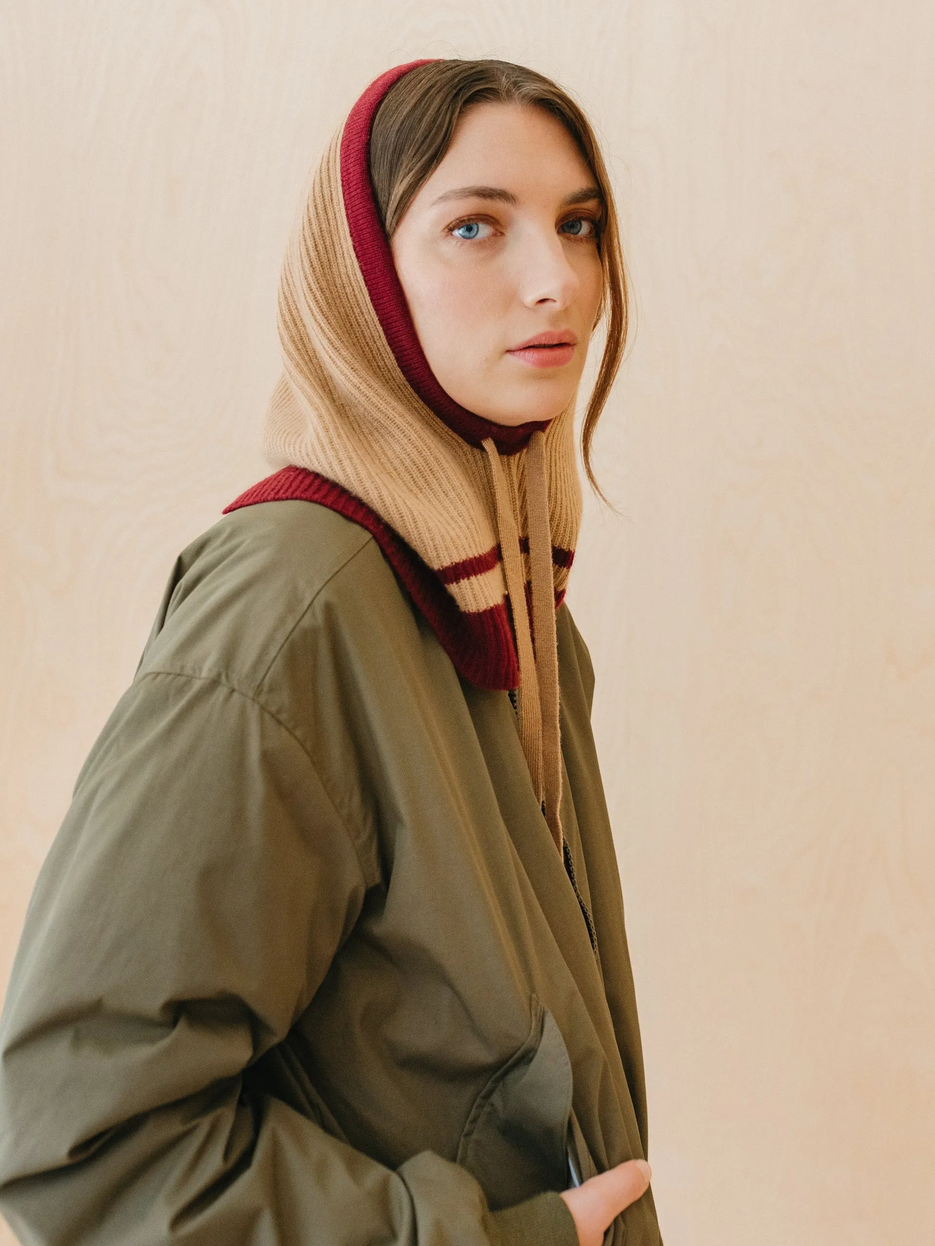 Merino hood in camel and red