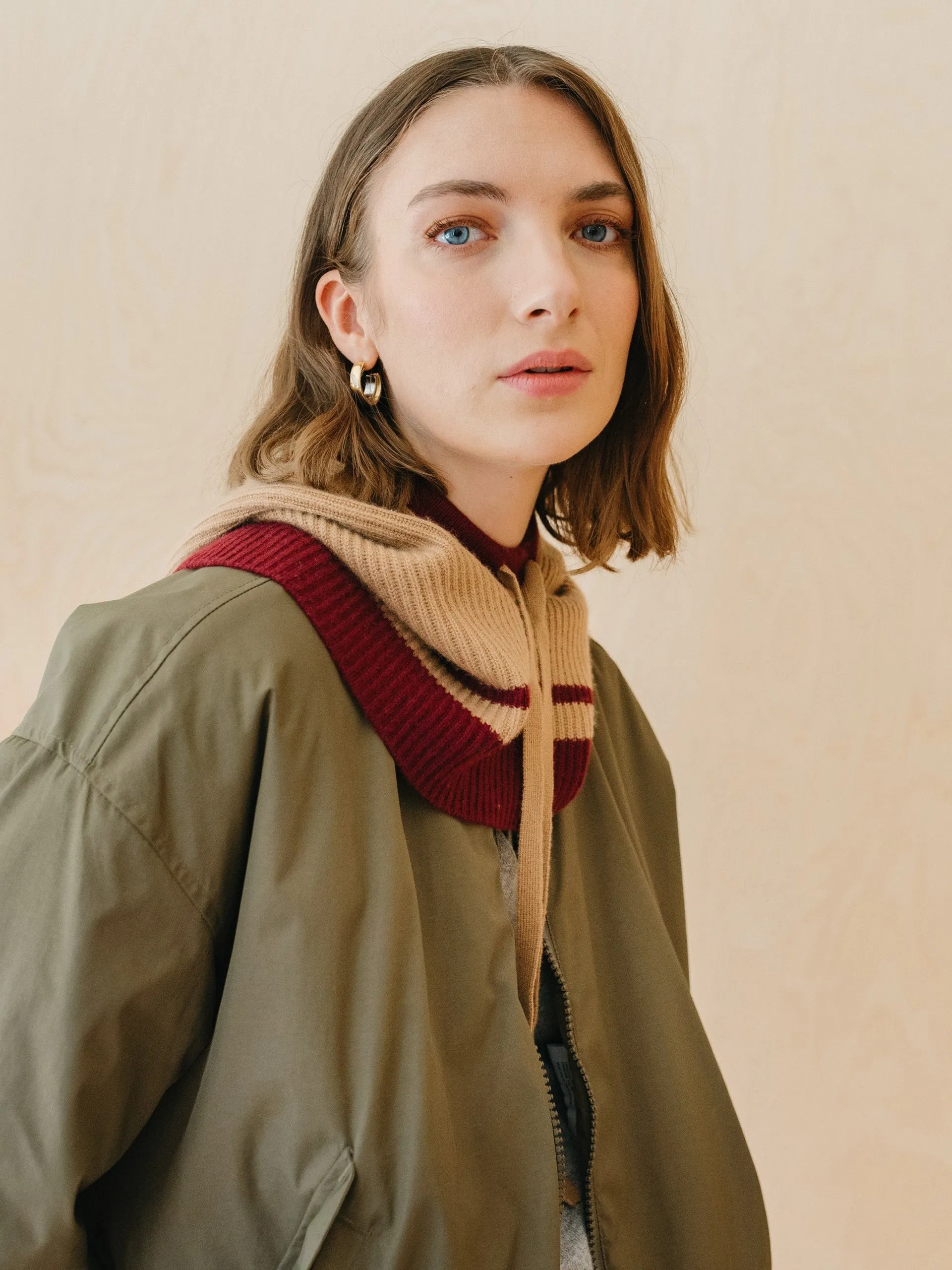Merino hood in camel and red