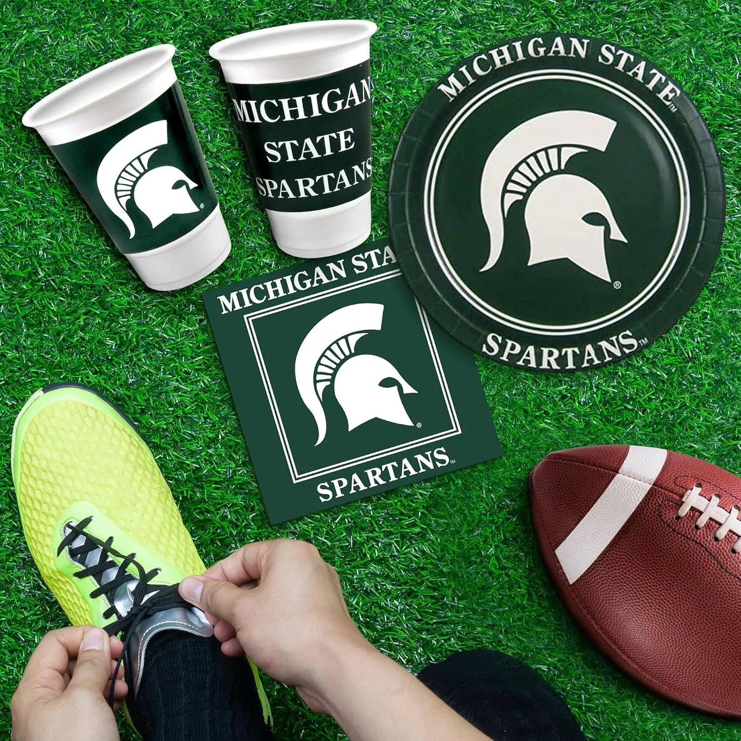 Wicsonsin Badgers Party Supplies 48 Piece Officially Licensed University Set: 16 oz. Plastic Beverage Cups, 9" Paper Plates, Luncheon Napkins, Complete Party Supplies for 16 Guests by Westrick